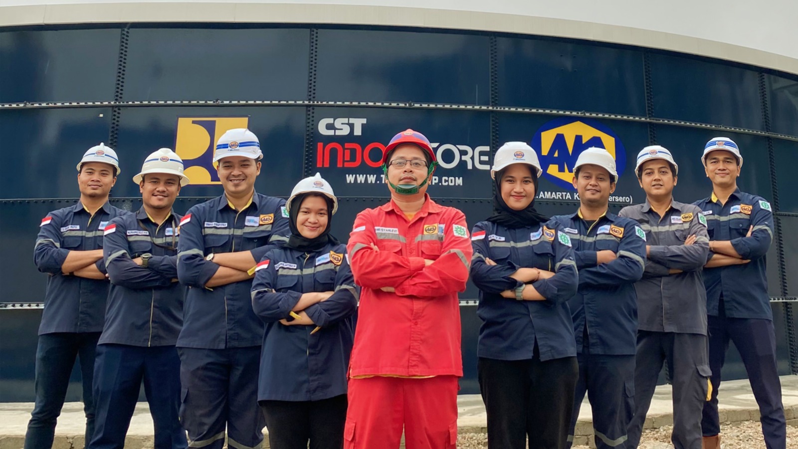 Pegawai PT Amarta Karya (Persero) tengah mengenakan baju standar K3.