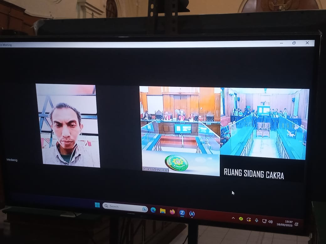 <p><strong>Terdakwa Susanto (Dokter Gadungan) Saat Jalani Sidang Ruang Sidang Cakra PN Surabaya. Senin (18/09/2023).</strong></p>