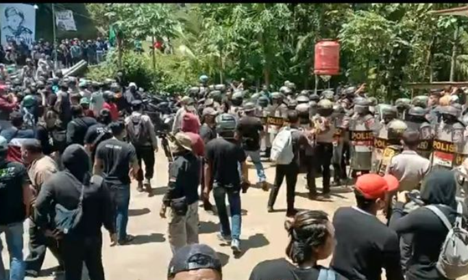 Raatusan aparat kepolisian saat mendatangi warga desa Wadas Kabupaten Purworejo. 