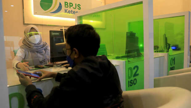 Pekerja Mulai Tarik Dana JHT