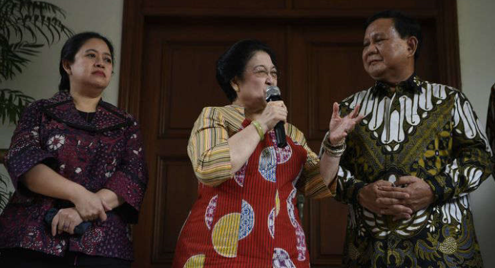 Ketua Umum PDI Perjuangan Megawati Soekarnoputri (tengah) dan Ketua Umum Partai Gerindra Prabowo Subianto (kanan) disaksikan Politikus PDI Perjuangan yang juga Menko PMK Puan Maharani (kiri) Foto: Istimewa