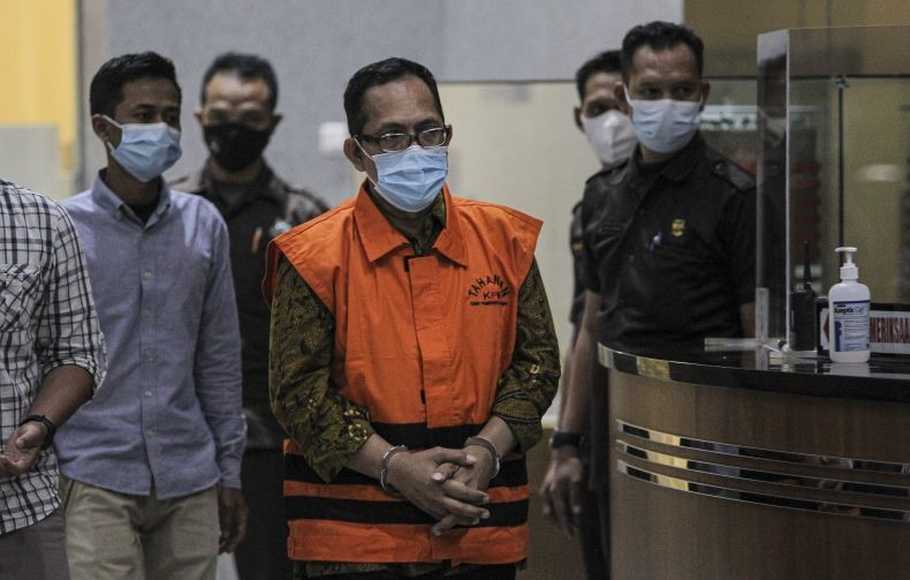 Tersangka Hakim Itong Diduga Terima Suap di Tiap Persidangan