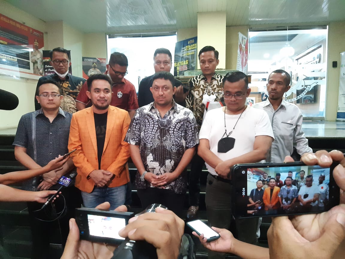Umar Bonte (kedua dari kiri) dan Fahd Rafiq saat memberikan keterangan Pers di Polda Metro Jaya, Selasa (29/3/20220